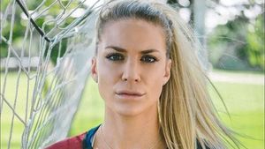 Foto: Liburannya Pesepakbola Cantik Amerika, Julie Johnston