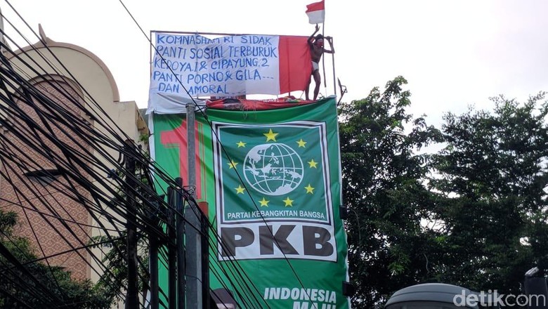 Beraksi Lagi, Agustinus Panjat Baliho Cak Imin di Jakpus Beraksi Lagi, Agustinus Panjat Baliho Cak Imin di Jakpus