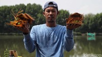 Safei dan Sudirman membuat kerajinan dari botol plastik dan bambu di kawasan Kampung Marunda Pulo, Jakarta Utara.