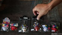 Barang-barang ini dijual dengan harga bervariasi dari Rp 5.000 - Rp 500.000.