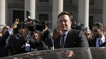Elon Musk pun langsung masuk ke mobil Tesla yang dikendarainya. Foto: Reuters