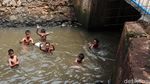 Bermain di Kali Kotor, Anak-anak Tetap Enjoy