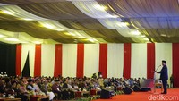 Prabowo Subianto hadir dengan mengenakan setelan jas berwarna hitam. Capres nomor urut 02 itu juga memakai peci.