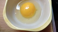 Foto yang satu ini bukan telur lho, melainkan sirup buah persik yang baru saja dikeluarkan dari kaleng. Mirip sekali ya? Foto: Istimewa