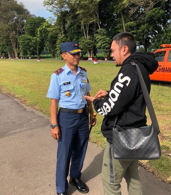 Meski usianya tak muda lagi, ayah dua anak ini tetap bergaya ala anak hypebeast. Ditengok di Instagram-nya, Ahmad terlihat memakai hoodie Supreme yang dipadu dengan tas selempang Louis Vuitton. (Foto: Instagram/@ahmadsahroni88)