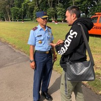 Meski usianya tak muda lagi, ayah dua anak ini tetap bergaya ala anak hypebeast. Ditengok di Instagram-nya, Ahmad terlihat memakai hoodie Supreme yang dipadu dengan tas selempang Louis Vuitton. (Foto: Instagram/@ahmadsahroni88)