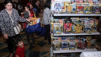 Sejumlah warga berburu mainan kesukaannya, diskon besar membuat tempat ini selalu ramai dikunjungi.