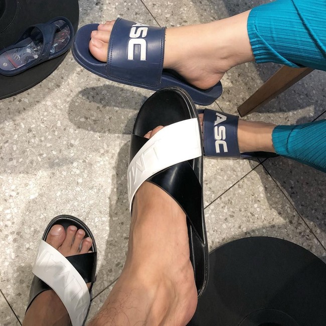 Tak cuma sepatu, sendal pun bermerek. Ahmad pernah terlihat memakai sendal kulit Balmain dengan logo bergaya embossed. Sepasangnya saja dijual seharga 500 euro atau hampir mencapai Rp 8 juta. Foto: Instagram/@ahmadsahroni88