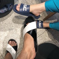 Tak cuma sepatu, sendal pun bermerek. Ahmad pernah terlihat memakai sendal kulit Balmain dengan logo bergaya embossed. Sepasangnya saja dijual seharga 500 euro atau hampir mencapai Rp 8 juta. Foto: Instagram/@ahmadsahroni88