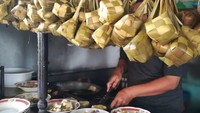 ni kupat tahu Pak Slamet yang kondang di Magelang. Angkringannya sederhana dengan ketupat yang digantung. Foto : Instagram @nirmalagesuri