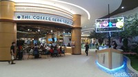 Untuk kamu yang mau jajan, ada Coffee Bean yang menyediakan aneka minuman enak. Ada juga banyak tenant FnB lainnya yang patut dicoba. (Wahyu/detikcom) 