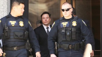 Jika pengadilan setuju Musk bersalah, bisa jadi posisinya sebagai CEO Tesla dilengserkan. Kemudian dia akan semakin dibatasi dalam memakai media sosial. Foto: Reuters