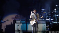 Penampilan sang musisi di konser Jakarta berhasil membuat penggemarnya terbius.  Foto: Asep Syaifullah