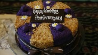 Sebuah cake cantik juga menambah kemeriahan momen ulang tahun pernikahan Ijeck. Di atas kue tertulis Happy Anniversary. Foto: instagram @ijeck09
