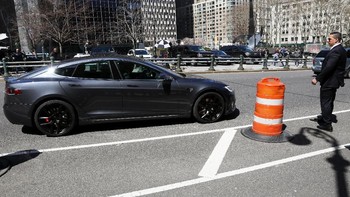 ya sehari-hari, Elon mengendarai mobil listrik produksi perusahaannya itu. Foto: Reuters