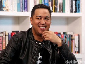 Ogah Prabowo, Males Jokowi, Kata Pandji Pragiwaksono Dituduh Kampanye Golput