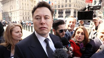 Tweet itu dipermasalahkan SEC karena ia sudah diperintahkan pengadilan agar berkonsultasi dulu dengan pengacara sebelum memposting tweet soal Tesla. Itu adalah sanksi karena Musk pada pertengahan tahun lalu menulis tweet kontrovesial bahwa Tesla akan jadi perusahaan privat. Foto: Reuters