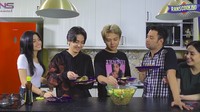 Tak hanya makan marshmallow, Ari dan pemain After Met You juga mencicipi masakan buatan Nagita Slavina. Saat itu Gigi memasak mie goreng spesial. Sluurp! Foto: Rans Entertainment  