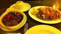  Makan malam dengan hidangan khas Filipina, Dave ternyata gemar makan nasi, bihun, hingga udang goreng yang gurih. Foto: Istimewa