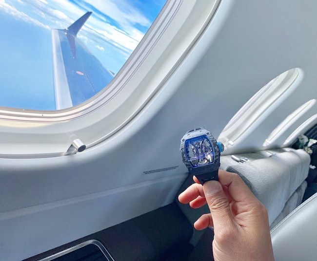 Pernyataan tolol yang dilontarkannya beberapa waktu lalu juga dianggap arogan dan merendahkan masyarakat, sehingga publik menyoroti tidak hanya ucapannya, tetapi juga gaya hidupnya yang dinilai berjarak dengan realitas rakyat kebanyakan. ‘Arogansi’ tersebut kemudian ikut memantik aksi demonstrasi besar-besaran di Jakarta dan beberapa kota baru-baru ini. (Foto: Instagram/@ahmadsahroni88)