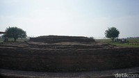 Candi ini pun cukup mencolok karena lokasinya yang ada di tengah sawah (Luthfiana/detikcom)
