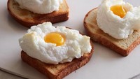 Pisahkan kuning dari putihnya dan kocok sampai kaku. Taruh adonan putih telur di atas kertas roti dan panggang 5 menit. Taruh kuning telur di atasnya dan nyam! Foto: Istimewa