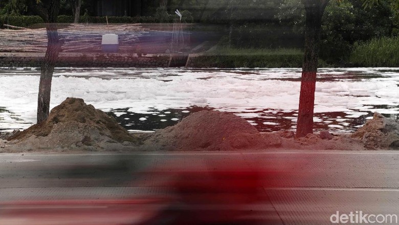 Polisi Selidiki Busa di Kali Ancol yang Diduga Kandung Limbah Berbahaya Polisi Selidiki Busa di Kali Ancol yang Diduga Kandung Limbah Berbahaya