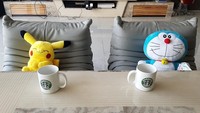 Saking sukanya dengan Doraemon, aktor itu bahkan memotret boneka Doraemon dan Pikachu yang sedang ngopi bareng. Ada ada aja, ya! Foto: Instagram tak9988