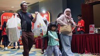 Banyak dari mereka yang memborong mainan.