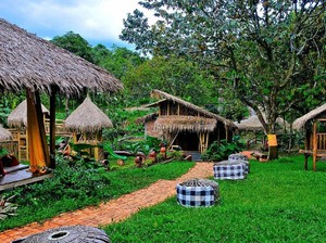 Yuk, Ajak Keluarga Makan dan Bersantai di Resto Asri Ini