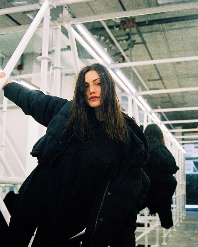 Aktris wanita lain yang juga masuk dalam daftar ini adalah Phoebe Tonkin. Phoebe adalah aktris dan model yang dikenal dengan perannya dalam H2O: Just Add Watter, Tomorrow, When the War Began, The Secret Circle, hingga Vampire Diaries. Ia juga menjadi brand ambassador untuk Chanel. Foto: Instagram