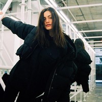 Aktris wanita lain yang juga masuk dalam daftar ini adalah Phoebe Tonkin. Phoebe adalah aktris dan model yang dikenal dengan perannya dalam H2O: Just Add Watter, Tomorrow, When the War Began, The Secret Circle, hingga Vampire Diaries. Ia juga menjadi brand ambassador untuk Chanel. Foto: Instagram