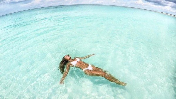 Lewat Instagram pribadinya, Robin ternyata hobi traveling. Pantai menjadi destinasi favoritnya, seperti saat menikmati pesisir Bahama ini (Instagram/robinbone)