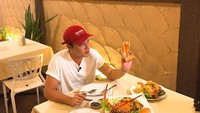 Menyantap hidangan seafood, Roy pesan nasi, hingga lobster berukuran besar untuk menu makan malamnya yang mengenyangkan. Foto: Instagram @roykimmusic