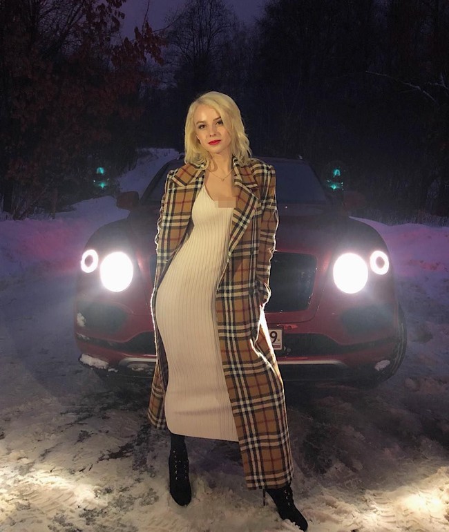 Ulyana Trigubchak jadi perbincangan panas setelah berbagi foto topless untuk menepati janjinya merayakan keberhasilan timnya di pertandingan hoki es. Untuk mendukung tim KHL dari kota asalnya, Salavat Yulaev, mantan cheerleader ini berbagi foto berani-nya. Foto: Instagram