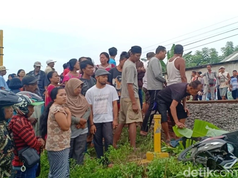 Kereta Api Sambar Motor yang Terabas Palang Pintu, Satu Orang Tewas Kereta Api Sambar Motor yang Terabas Palang Pintu, Satu Orang Tewas