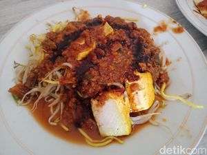 Toge Goreng H. Gebro Legendaris yang Nyaris Tak Berubah Rasanya
