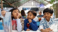 Tiga bersaudara ini sama-sama suka musik lho. Dru dan Widuri bisa main gitar, sementara Den Bagus main drum. Mereka sepertinya punya selera berbeda nih kalau urusan makanan. Foto: Instagram thesasonofam