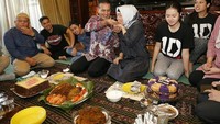 Usia pernikahan Ijeck dan istri sudah menginjak tahun ke-21. Keduanya menggelar syukuran sekaligus berdoa agar rumah tangga tetap berjalan harmonis. Terlihat Ijeck menyuapi makanan untuk sang istri. Foto: instagram @ijeck09