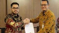 Presiden Direktur PT Ceria Nugraha Indotama (CNI) Derian Sakmiwata menandatangi perjanjian jasa konstruksi dengan Senior Vice President, Head of EPC Division, PT Pembangunan Perumahan (Persero) Nurlistyo untuk dimulainya pembangunan infrastruktur utama dan infrastruktur pendukung Ferronikel Smelter PT CNI, Jumat (5/4/2019) di Jakarta. Foto: dok. PT PP