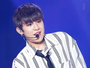 Park Woo Jin AB6IX Positif COVID-19!