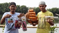 Safei dan Sudirman menunjukan beragam karyanya di kawasan Kampung Marunda Pulo, Jakarta Utara, Jumat (5/4).