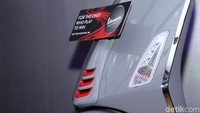 Vespa Sprint S 150 i-get ABS diperuntukan bagi mereka yang bermain untuk menang, untuk para pemain terampil dalam petualangan hidup mereka dan mengubah perjalanan sehari-hari menjadi kenikmatan dan kesenangan.  Vespa Sprint S 150 i-get ABS hadir dengan 3 varian warna: Grey Materia, Blue Vivace dan Black Vulcano. Vespa Sprint S terbaru ditawarkan dengan harga Rp 48.000.000 (on-the-road Jakarta) dengan garansi selama 3 tahun untuk pemeriksaan berkala dan suku cadang
