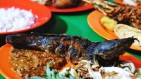 Pecel Lele Wandi Putra Samba yang ada di Cengkareng, Barat. Dikenal punya menu pecel lele khas Lamongan, yang enak. Banyak orang yang rela mengantre untuk mencicipi pecel lele hits satu ini. Foto: Istimewa
