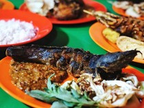 Sedapnya Pecel Lele Lamongan yang Berawal dari Adaptasi Pecak Betawi