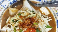 Wah, menggiurkan ya? Ini kupat tahu Magelang buatan warung Pojok yang kondang. Kuahnya sedikit keruh dan semuanya diracik saat dipesan. Nyam! Foto : Instagram @susanapwt