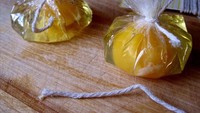 Salah satu cara merebus telur agar tahu tingkat kematangannya. Anda bisa merebus telur dengan plastik wrap. Ini akan menghasilkan telur yang masih meleleh dan enak dinikmati dengan roti panggang dan salad. Foto: Istimewa