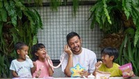 Momen kompak lain adalah ketika ketiganya makan marshmallow barenga Bapak Dwi. Foto: Instagram thesasonofam
