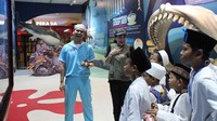 Momen saat Anita Tanjung menemani anak-anak yatim saat bermain di Trans Studio Bandung. Istimewa/Dok. CT Arsa.