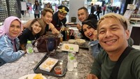 Ia lancar berbahasa Indonesia karena sudah lebih dari 15 tahun selalu bolak-balik Korea-Indonesia. Ini momen makan serunya bareng Evelin dan Delon. Foto: Instagram hwangwoojoong